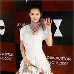 <b>루이비통</b> 파티 참석한 러블리 신민아, 목에 큰 리본을!