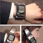 일본에서 만든 <b>손목</b>시계 휴대폰
