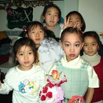 <b>여성</b><b>팬</b>들에게 둘러쌓인 "리타"