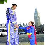 세계에서 가장 큰 사람과 가장 작은 사람??