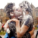 거품 <b>범벅</b>으로 뽀뽀를…영국 대학생들의 별난 축제