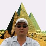 <b>피라미드</b> 배경의 합성사진
