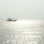 외롭게 자나가는 <b>선박</b>