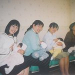 젖먹이 엄마들의 <b>용감</b>한 미소..