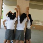 벽을 느끼고 있는 <b>여학생들</b>...