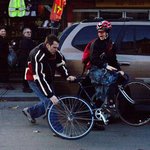 자전거 타던 여성과 남자 운전자의 난투극, 캐나다 떠들썩~