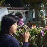 봄의 <b>향내</b>를 만끽하는 봄소녀