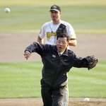 <b>ks</b> 8차전 '아름다운 철도원' 김행균 씨의 시구