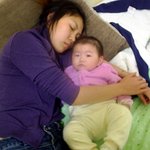 잠온 그녀와,,<b>한참</b> 놀고싶어하는 딸~