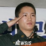 국기에 경례하는 지성 <b>병장</b>