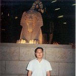 스핑크스 <b>모형</b> 앞에서 한컷