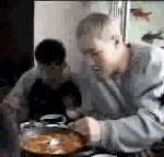 최홍만 <b>찻잔</b>과 티스푼으로 밥먹네...