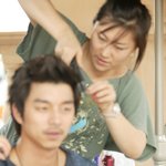 공유의 멋진 헤어스탈과 피트한 셔츠~