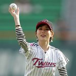 최정원 <b>시구</b>,얼굴에서 빛이나~