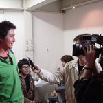 조인성 크렌시아 화보찰영 중 <b>취재</b>받는 모습