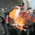 일장기 불태우는 <b>반일</b>시위대
