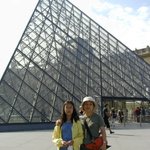 피라미드 <b>모형</b>건물 앞에서