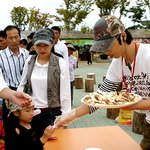 하는 번거로움은 있지만 공짜로 <b>송이</b>를 맛볼 수 있는 <b>송이</b>무료시식