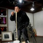 아저씨 <b>우동</b> 드시는 포스가 좀 짱인듯!!