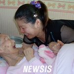 뇌졸증 어머니 음식물 씹어서 모시는 <b>효녀</b>