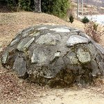 왜??시멘트와 돌로 만든 <b>무덤</b>