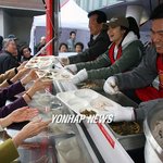 무료<b>식사</b> <b>봉사</b>활동하는 송혜교