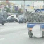 차체보다 큰 <b>타이어</b> 싣고 가는..