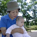 유진이가 할머니랑 <b>용산</b>공원에서 비둘기를 관찰하며