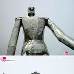 <b>초대</b>형 깡통로봇