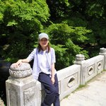 다리 <b>난간</b>에 걸터앉은 그녀