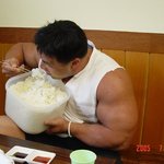 <b>왼손</b>은 거들뿐...