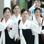 북한 <b>응원단</b>의 미녀들(얼굴에 칼댔나?)