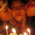 아들 생일날 가족들의 <b>포옹</b> 뽀뽀!!