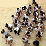 교복입은 <b>여학생들</b>에겐 이럴필요까진...