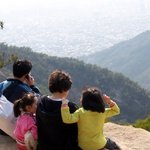 온가족이 봄에 <b>등산</b>을