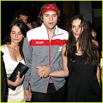 애쉬튼이 다른 여인 손잡자 표정 안 좋은 <b>데미</b> 무어~~~~~