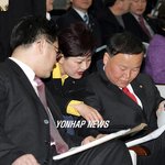 연예인 x-<b>파일</b>을 읽고 있는 국회의원들..