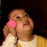 아빠가 사준 장난감 휴대폰을 너무나 좋아하는 <b>귀염둥이</b>...