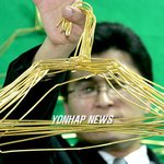 `세탁소 옷걸이형 금괴' 밀반입 대만인 <b>적발</b>