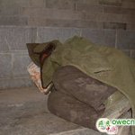 한 <b>노숙</b>자가 꺼내는것