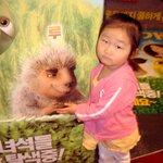 밤새 협상을 하고 대표끼리 <b>악수</b>를...