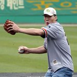 최홍만이 <b>시구</b>하는 모습