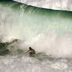 엄청난  파도에서의 서핑, 이사람 목숨 건졌을까요?