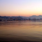 이른 새벽, 노을진 <b>마산</b> 앞바다