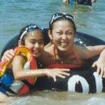 물놀이하며 즐거운 표정짓는 <b>슈</b>의 중학교때