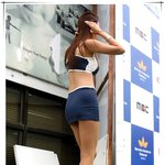 뒷모습만 살포시 누군지 <b>모름</b>