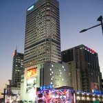 불 밝히는 <b>두산</b>빌딩과 평화시장