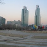 중앙공원광장과 <b>아크</b>로 쌍둥이빌딩