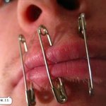 새로운 피어싱? <b>끔찍</b>하군~