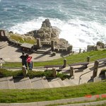 해변가의 연극공연장-영국 <b>콘웰</b>지방의 땅끝마을에 있는 마이낙 극장